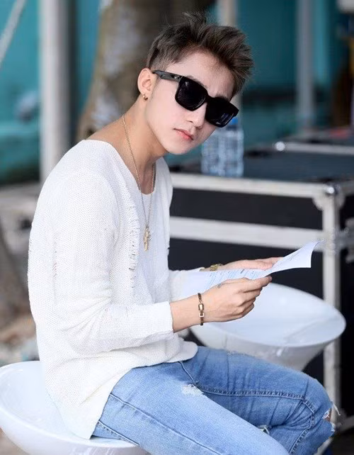 Không chỉ đối đầu với những ý kiến hoài nghi của khán giả, các fan hâm mộ, Sơn Tùng MTP còn thường xuyên trở thành nhân vật được các chuyên gia âm nhạc nổi tiếng đánh giá, phân tích. Mặc dù vậy, chàng ca sĩ này vẫn luôn luôn im lặng, thậm chí còn tung thêm ca khúc mới giữa lúc nghi án đạo nhạc còn đang treo lư lửng trên đầu.