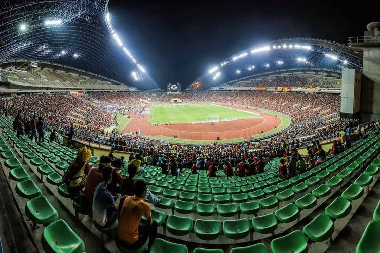 LĐBĐ Malaysia đã chọn Shah Alam làm sân vận động diễn ra trận bán kết thứ 2 giữa Malaysia và đội tuyển Việt Nam. Sân vận động Shah Alam nằm tại thành phố Selangor, cách thủ đô của Kuala Lumpur khoảng 60km. Việc sân vận động cách khá xa nơi ăn nghỉ và các yếu tố về thời tiết có thể ảnh hưởng xấu đến phong độ thi đấu của các cầu thủ Việt Nam.