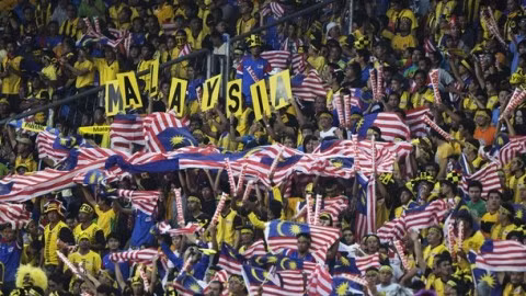 Hồi tháng 3/2014, trong một trận giao hữu giữa ĐT Malaysia và Philippines, CĐV Malaysia đã gây rối trên khán đài, la hét làm ảnh hưởng tinh thần thi đấu của các cầu thủ, ném nhiều vật lạ xuống sân. Vụ này đã khiến LĐBĐ Malaysia nhận án phạt 10.000 USD từ AFC.