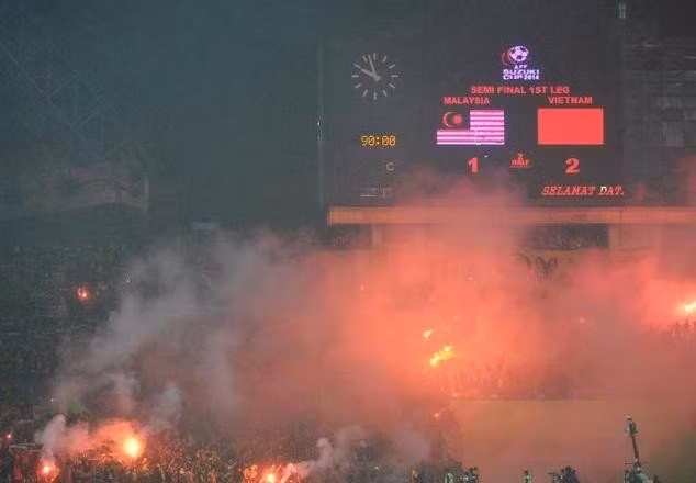 Trận bán kết lượt đi AFF Cup 2014 trên sân Shah Alam hôm 7/12 mới đây lại là một dấu ấn tệ hại nữa về hình ảnh CĐV Malaysia. Họ đốt pháo sáng, hò hét làm ảnh hưởng tới tinh thần các cầu thủ đội bạn và đỉnh điểm là tràn sang tấn công, đánh đập các CĐV Việt Nam.