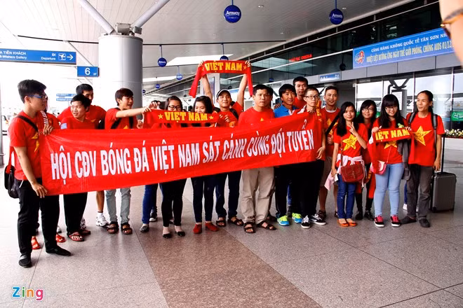 Về phía cổ động viên của tuyển Việt Nam, trong ngày tiễn các cầu thủ sang Malaysia, rất nhiều fan đã có mặt ở sân bay Tân Sơn Nhất để khích lệ.