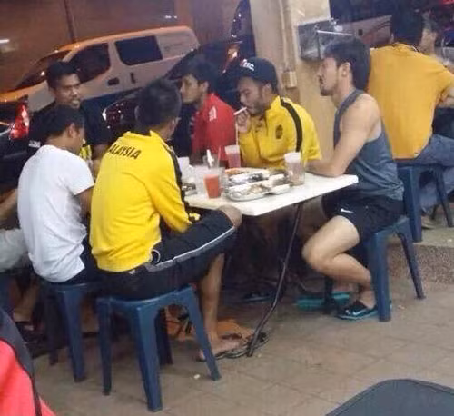 Về phía đối thủ Malaysia, mới đây cầu thủ Safee Sali - trụ cột của đội tuyển - đã thoát kỷ luật sau hành vi hút thuốc lá, bị chụp lại và đăng ảnh lên mạng. Dù phải chịu nhiều chỉ trích của dư luận và khán giả trong nước nhưng may mắn cho Safee Sali, vì lý do AFF Cup mà LĐBĐ Malaysia đã "bỏ qua" cho cầu thủ này, không bắt anh chịu hình phạt nào cả.