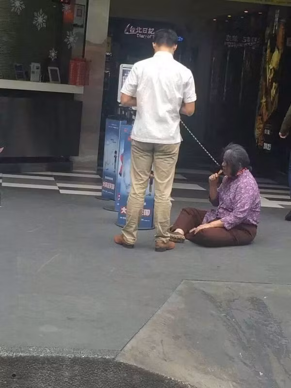 Nam thanh niên tỏ ra rất bình thản với hành động của mình.