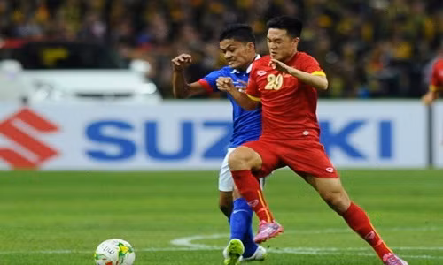 Ngay những phút đầu, trận đấu đã diễn ra rất quyết liệt.