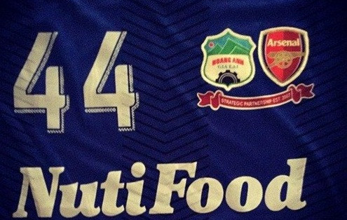 Nhiều fan suy đoán có thể do Công Phượng lo lắng không mang nổi trọng trách của một số 10 thực thụ và để thể hiện sự khiêm tốn của mình nên anh đã không nhận chiếc áo số 10. Được biết, số 10 của HAGL đang thuộc về Hoàng Thiên, một cầu thủ đàn anh cũng thi đấu khá tốt trong màu áo của HAGL và rất có thể đây cũng là lý do để Công Phượng chấp nhận số áo 44.