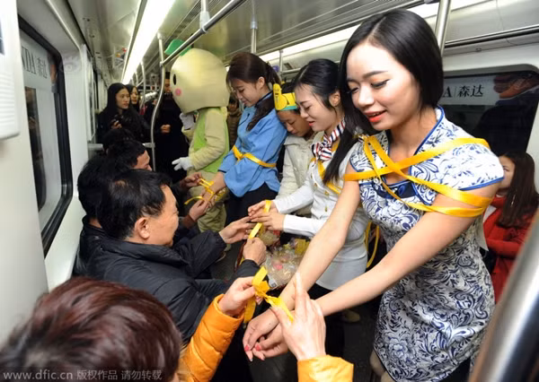 Giải thích về hành động của mình, một cô gái trong nhóm cho biết, sợi ruy băng màu vàng mà họ sử dụng để tự trói mình tượng trưng cho những áp lực trong cuộc sống. Đôi khi những áp lực này được tạo ra do chính bản thân mỗi người và nó cứ quấn lấy, gây cản trở rất nhiều khiến cuộc sống trở nên nặng nề, thiếu đi niềm vui.