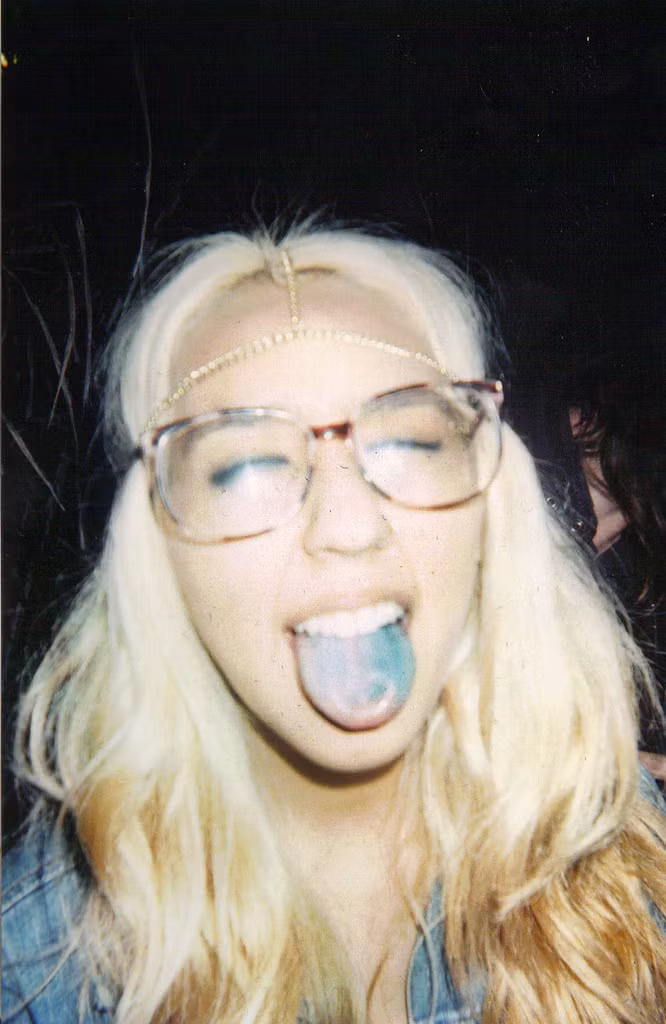 Theo chia sẻ trên một số diễn đàn giới trẻ nước ngoài, khi thuốc "lên căng" nhất, người sử dụng sẽ cảm thấy thời gian chậm lại. Một số người thấy thích thú, nhưng đa phần hoảng sợ. Nhiều trường hợp bị ảo tưởng đến mức họ tưởng như "nghe" thấy hình ảnh và "nhìn" thấy âm thanh.