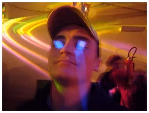 Nhiều người có đời sống tình cảm thiếu thốn cũng tìm đến với LSD, bất kể việc nó gây tác hại rất lớn. Nó ảnh hưởng đến thần kinh, làm mất đi sự nhạy bén, gây lú lẫn, rối loạn giác quan và nặng hơn là phụ thuộc hoàn toàn vào nó.