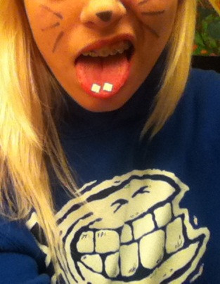 Ma túy giấy LSD có giá không hề rẻ, khoảng 5 USD một miếng và có tác dụng đến 12 giờ đồng hồ. Đối tượng sử dụng thường là các cậu ấm, cô chiêu, những bạn trẻ có lối sống buông thả, thích thác loạn, thèm khát cảm giác phiêu bồng.