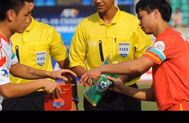 Ngón áp út thường để đeo nhẫn. Giới trẻ hiện nay thường đeo nhẫn hoặc xăm tên mình vào ngón tay này để lưu giữ những kỷ niệm về tình yêu. Nên việc Công Phượng xăm một dòng ký tự giống như viết tắt tên của một người khiến các fan hết sức tò mò, thích thú.