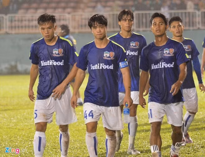 Vẻ mặt khá thất vọng của Công Phượng cùng các đồng đội ở HAGL trong sau khi chịu thất bại trước Khánh Hòa.