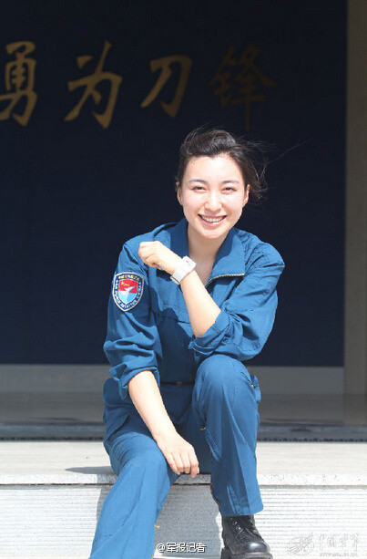  Nữ phi công trong bộ đồng phục quân đội, để mặt mộc, nở nụ cười tươi "đốn tim" người xem.