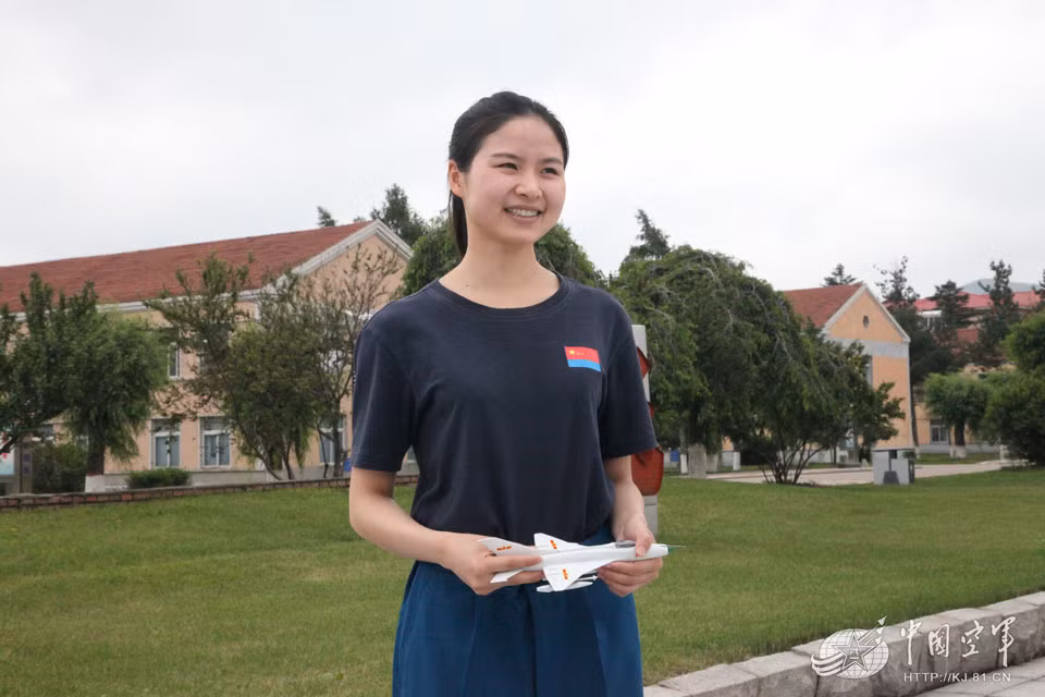 Họ đều là những cô gái còn rất trẻ, chỉ ở khoảng độ tuổi 25 - 30. Được đào tạo bài bản, chuyên nghiệp về cách lái máy bay chiến đấu phục vụ trong quân đội.