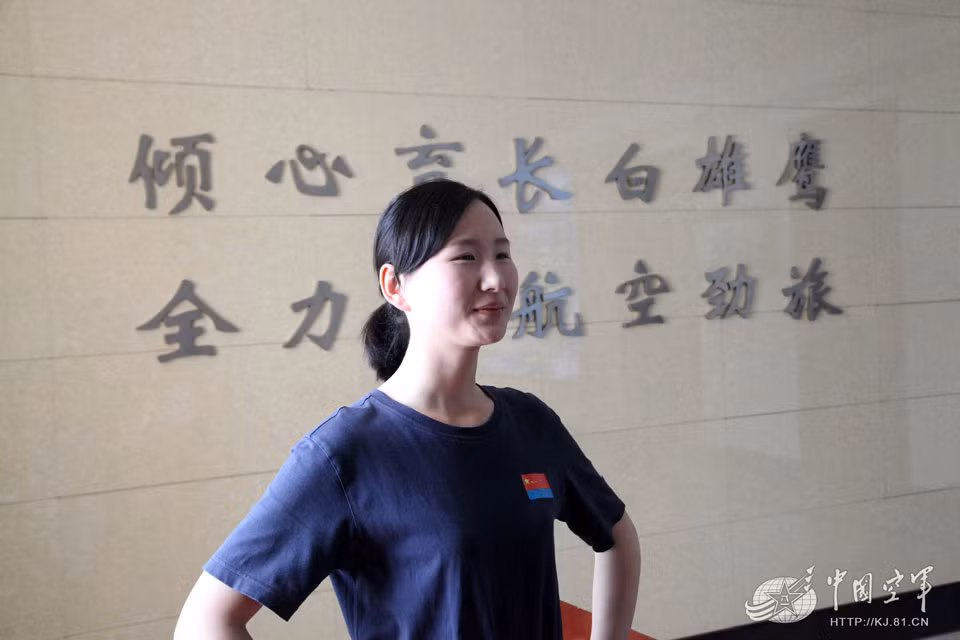 Rất khó để kiếm được người đẹp làm việc trong quân đội và làm phi công lái máy bay chiến đấu lại càng khó hơn.