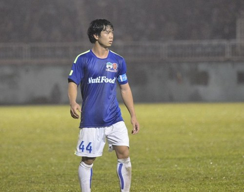 Cũng liên quan đến bóng đá, thông tin Sở Tư pháp Nghệ An kết luận Công Phượng 19 tuổi cũng được rất nhiều người quan tâm trong tuần qua. Cuối cùng nghi án gian lận tuổi đã khép lại, cầu thủ trẻ Công Phượng được cho là sẽ rũ bỏ được gánh nặng và có thể toàn tâm toàn ý tập luyện, học tập để phát triển hơn nữa trong tương lai.