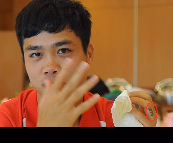 "HPTD" là dòng ký tự mà Công Phượng xăm lên ngón áp út bàn tay trái của mình. Với việc bạn gái tên Hoa lộ diện, các fan có thể luận ngay ra ý nghĩa của dòng ký tự này là "Hoa Phượng Thoại Di". Tuy nhiên đó cũng mới chỉ là suy đoán, với Công Phượng và Hoa, họ vẫn coi đây là chuyện riêng tư nên không muốn tiết lộ.