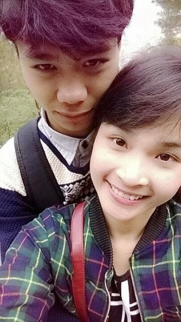 Tuần qua, cư dân mạng cũng phát hiện ra cô bạn gái thân thiết với Công Phượng ở quê nhà Nghệ An, được chàng cầu thủ trẻ tài năng xăm tên lên ngón tay đeo nhẫn. Cô gái có tên Hoa và luôn giữ liên lạc với Công Phượng.