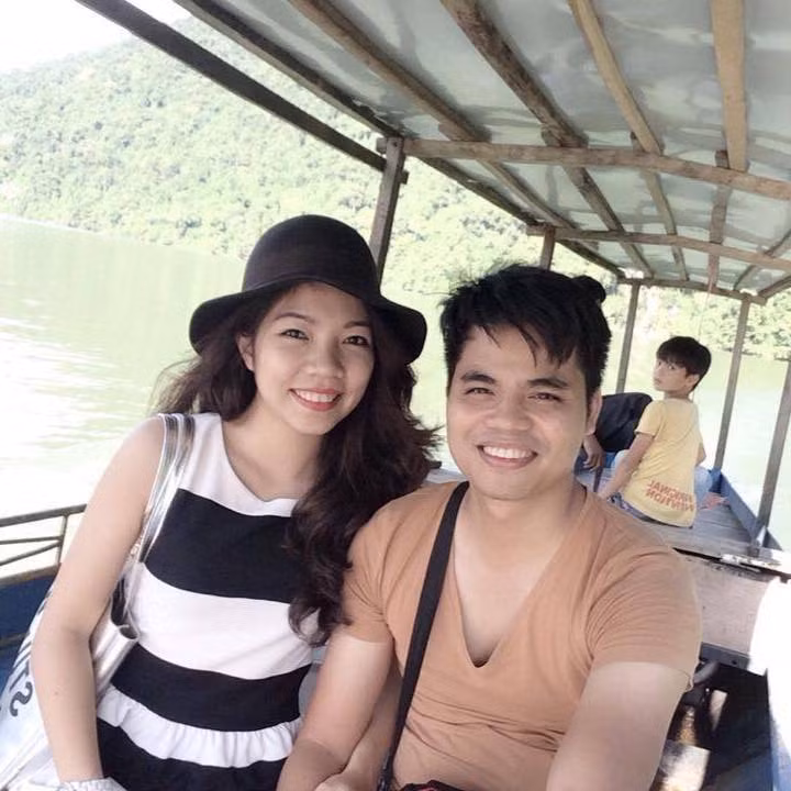 Thảo cho biết khi đó cô chưa sẵn sàng. Đến hôm 20/10 vừa qua, theo lời kể của Thảo: "Lần này em đã vượt qua những chặng đường khó khăn và nguy hiểm, vượt qua cả chính bản thân mình, leo lên tận đỉnh Fansipan để cầu hôn anh rồi đấy! Chân em đau nhức và tê cứng nhưng nhất định em không bỏ cuộc. Tình yêu của em đang cao nhất Đông Dương đấy!". Ảnh: Chu Thảo chụp chung với bạn trai Hữu Tuyền trong một chuyến du lịch.