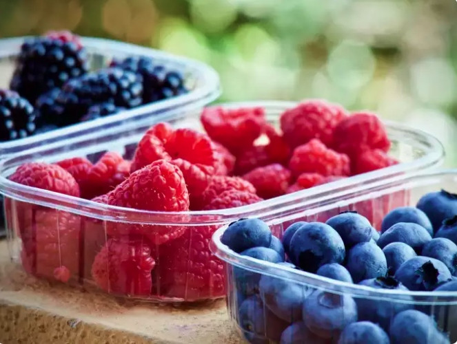  Quả mọng: Quả anh đào, đặc biệt là quả anh đào chua, rất giàu melatonin. Đây là loại hormone kiểm soát chu kỳ giấc ngủ. Ăn một ít quả anh đào hoặc uống nước ép anh đào chua trước khi đi ngủ sẽ giúp cải thiện chất lượng giấc ngủ.