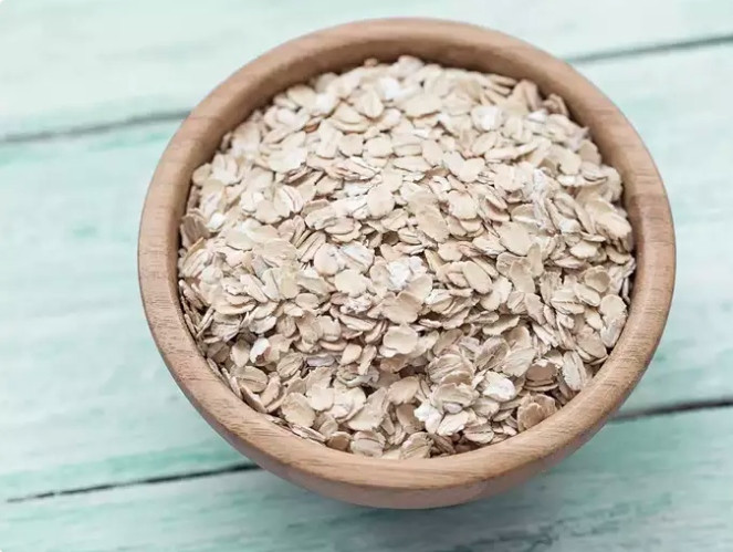  Yến mạch: Món ăn này thường được ăn vào bữa sáng. Nó đóng một vai trò quan trọng trong việc cải thiện chất lượng giấc ngủ. Lượng carbohydrate phức hợp và chất xơ cao có trong món ăn này sẽ giúp kiểm soát lượng đường trong máu và thúc đẩy giấc ngủ ổn định suốt đêm.