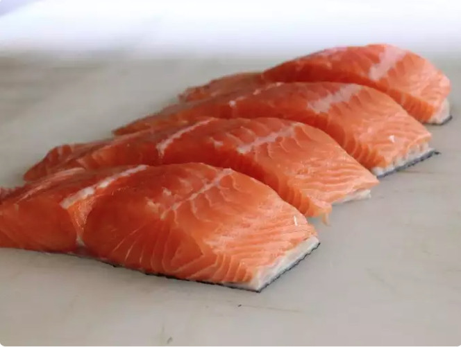  Cá hồi: Giàu axit béo omega-3, cá hồi giúp cải thiện chất lượng giấc ngủ bằng cách giảm viêm và thúc đẩy nghỉ ngơi. Ngoài ra, cá hồi còn là nguồn cung cấp Vitamin D dồi dào, được coi là cần thiết để có giấc ngủ ngon hơn.