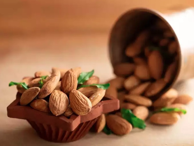  Hạnh nhân: Mọi người thường bổ sung hạnh nhân vào chế độ ăn uống để rèn luyện trí não. Bởi món ăn này có chứa nguồn magiê dồi dào, giúp cải thiện chất lượng giấc ngủ tốt hơn. Magiê cũng giúp thư giãn cơ bắp và mang lại cảm giác bình tĩnh từ đó giúp bạn dễ đi vào giấc ngủ hơn.