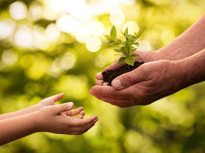  1. Sống nhân ái, yêu thương người: Một người có lòng nhân ái là người biết thương người, thương đời, biết đồng cảm trước những thân phận bất hạnh hơn. Những người như này sẽ được nhiều người yêu quý, khi khó khăn ắt có người giúp đỡ.