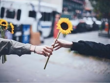  3. Sống tích cực, lạc quan: Tích cực tất nhiên là tốt hơn tiêu cực, lạc quan tất nhiên là dễ chịu hơn âu sầu. Làm người, nên chọn cái tốt, cái dễ chịu mà làm, hà cớ gì lại đi tìm điều không hay, không tốt. 