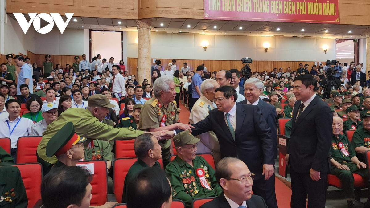 Thủ tướng dâng hương tưởng niệm Anh hùng, liệt sỹ tại Nghĩa trang liệt sỹ A1 - Hình 4 Thu tuong dang huong tuong niem Anh hung, liet sy tai Nghia trang liet sy A1-Hinh-4