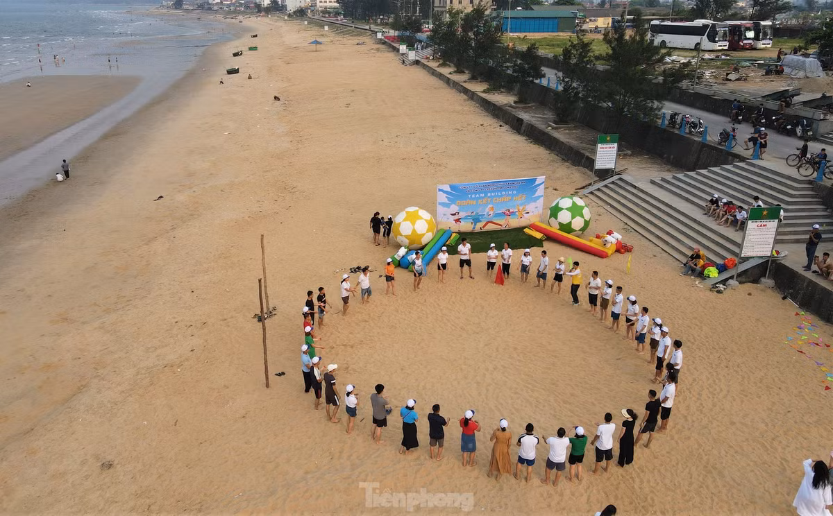Nhiều nhóm du khách thường đến bãi biển Thiên Cầm tổ chức Teambulding, vui chơi, ăn uống.