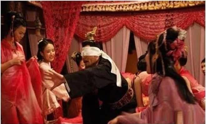 Hán Linh Đế- ông vua ham mê sắc dục bậc nhất Trung Hoa - Hình 4 Han Linh De- ong vua ham me sac duc bac nhat Trung Hoa-Hinh-4