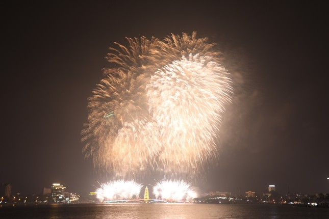 Trước màn bắn pháo hoa, chương trình nghệ thuật “Hội tụ non sông” gồm các ca khúc đặc sắc về đất và người trung du, ca ngợi truyền thống lịch sử văn hóa ngàn đời của dân tộc Việt Nam cũng đã để lại nhiều ấn tượng đẹp trong lòng các du khách.