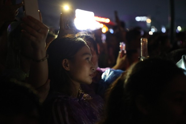 Đông đảo người dân tham dự chương trình.