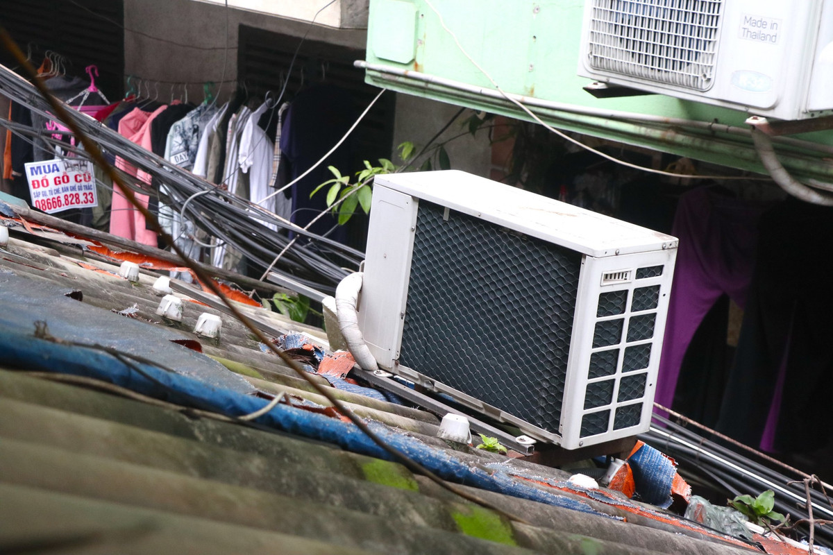 Ngoài hành lang là la liệt tụ điện, cục nóng, dây điện mắc nối chằng chịt mất an toàn.