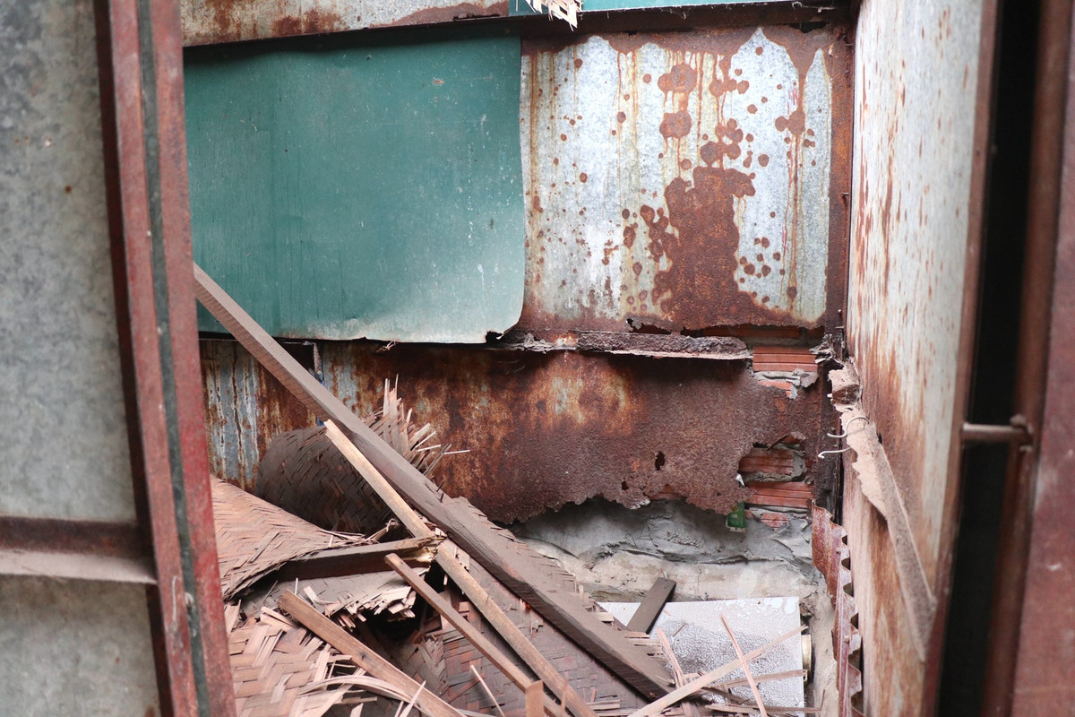 "Chính quyền địa phương rất mong muốn giải tỏa được hết khu nhà gỗ này, còn lại 3 khu nhà gỗ nữa mong UBND quận sớm di dời”, Phó Chủ tịch UBND phường Chương Dương chia sẻ.