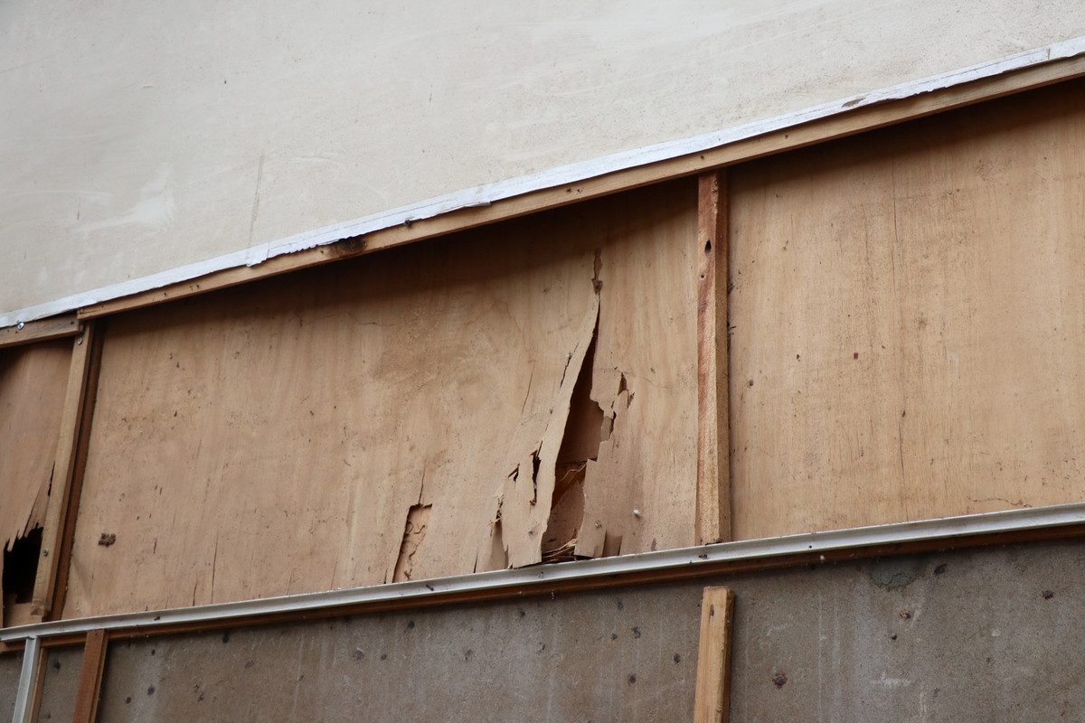 Các căn hộ được ngăn bởi các vách gỗ hoặc vách tường trát cốt tre yếu.