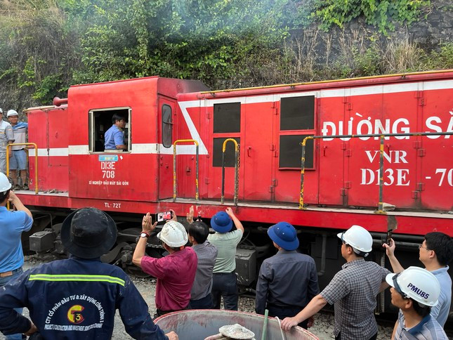 Duong sat Bac - Nam da thong sau gan 10 ngay sat lo ham Bai Gio-Hinh-2