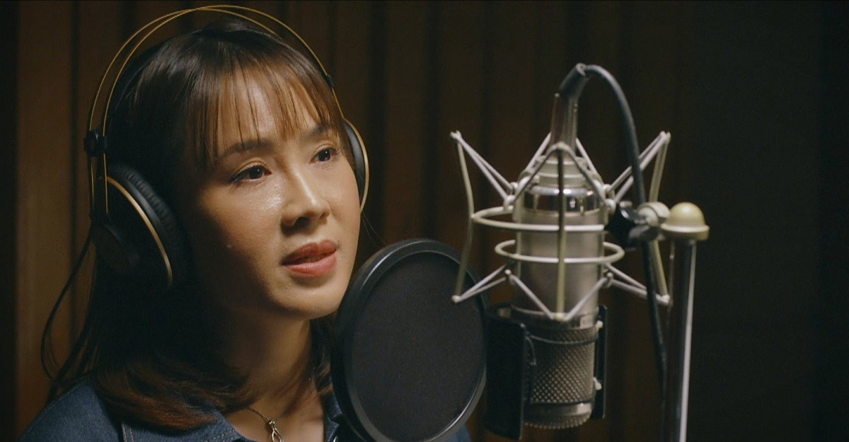 Một trong số những lý do khiến Ngân Hà (Hồng Diễm) nhận về nhiều lời chê có lẽ bởi vì… tóc mái. Nhiều bình luận thậm chí còn cho rằng, với tạo hình tóc mái thưa khiến nữ diễn viên 8X trông già hơn, không hợp vai. Tóc mái thưa thường giúp phái nữ "hack" tuổi nhưng phần tóc mái của Hồng Diễm trong "Trạm cứu hộ trái tim" lại vô tình "phong ấn" nhan sắc của cô kém hẳn so với Hồng Diễm ở "Hướng dương ngược nắng", "Hoa hồng trên ngực trái".