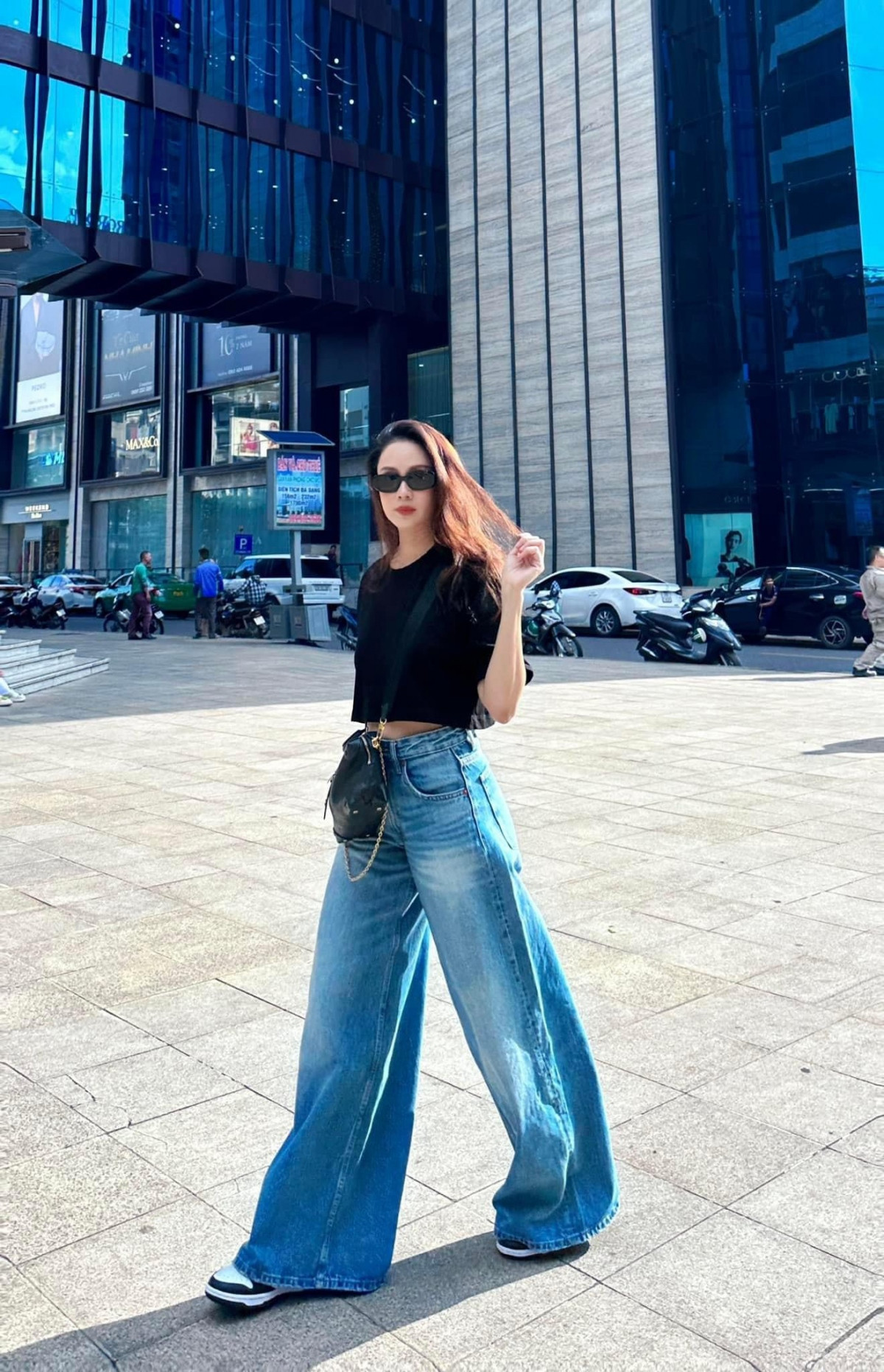 Style ăn mặc ngoài đời của Hồng Diễm cũng gây chú ý bởi phong cách trẻ trung năng động.