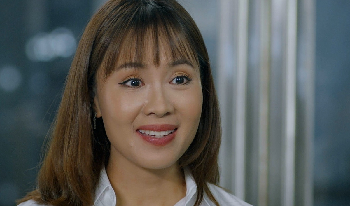 Nhưng có lẽ, để phù hợp với vai diễn cô có những thay đổi về phong cách trang điểm và tạo hình khác biệt so với hình ảnh thường thấy. Trước những ý kiến trái chiều về ngoại hình của mình trên màn ảnh, nữ diễn viên đã cảm ơn và tiếp thu những ý kiến đóng góp từ khán giả.