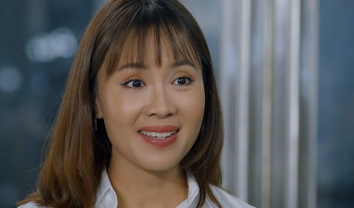 Nhưng có lẽ, để phù hợp với vai diễn cô có những thay đổi về phong cách trang điểm và tạo hình khác biệt so với hình ảnh thường thấy. Trước những ý kiến trái chiều về ngoại hình của mình trên màn ảnh, nữ diễn viên đã cảm ơn và tiếp thu những ý kiến đóng góp từ khán giả.