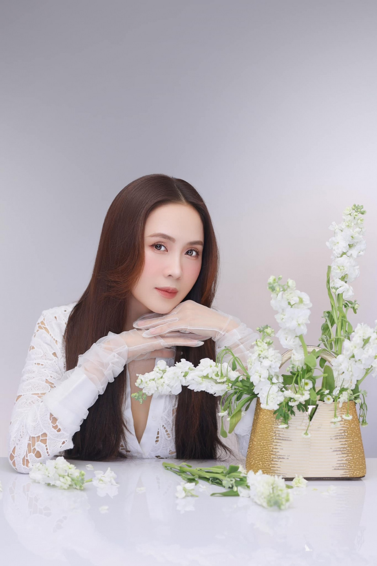 Phong cách thời trang của cô luôn được cập nhật và phù hợp với xu hướng, giúp cô luôn nổi bật mỗi khi xuất hiện.