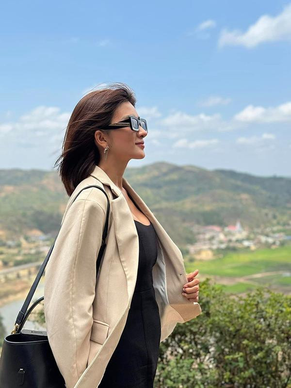  Kim Tuyến sinh năm 1987 tại TP HCM. Năm ngoái, cô tốt nghiệp lớp Đạo diễn của trường Đại học Sân khấu - Điện ảnh TP HCM và tham gia khóa học diễn xuất trong khuôn khổ chương trình điện ảnh "Gặp Gỡ Mùa Thu".