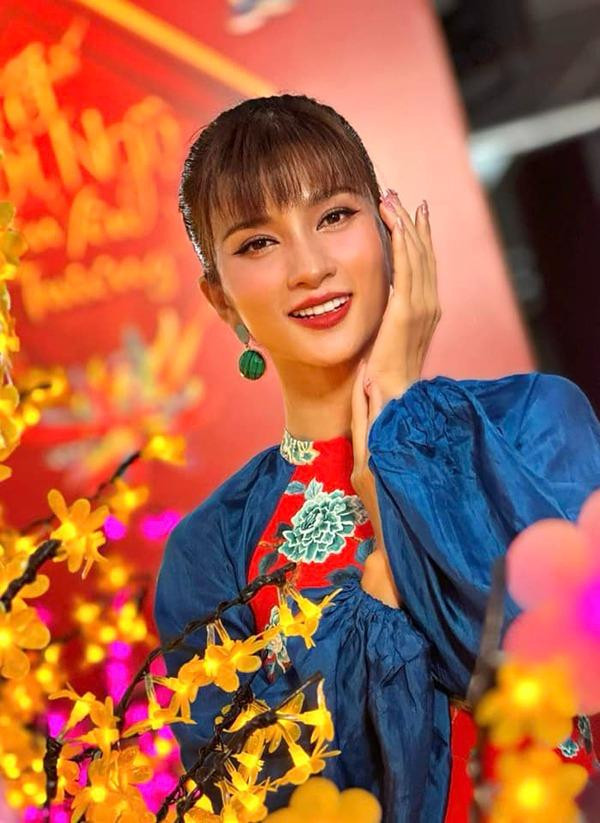 br/>Bên cạnh đó việc mix đồ phù hợp cũng giúp cô trẻ trung và bắt mắt với khán giả hơn.