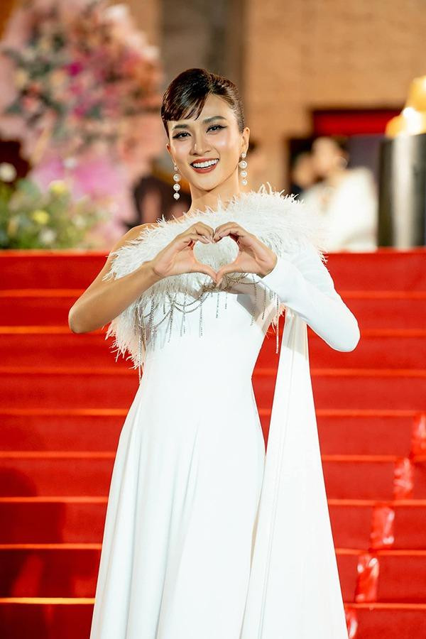 br/>Nữ diễn viên tiết lộ, có những lúc cô hăng say tập suốt 7 ngày trong tuần, nhờ vậy mà sở hữu được thân hình khỏe khoắn, săn chắc, 3 vòng quyến rũ. Cô cũng không bỏ qua việc chăm chút cho làn da để làm chậm lão hóa.