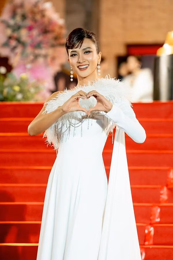 br/> Nữ diễn viên tiết lộ, có những lúc cô hăng say tập suốt 7 ngày trong tuần, nhờ vậy mà sở hữu được thân hình khỏe khoắn, săn chắc, 3 vòng quyến rũ. Cô cũng không bỏ qua việc chăm chút cho làn da để làm chậm lão hóa.