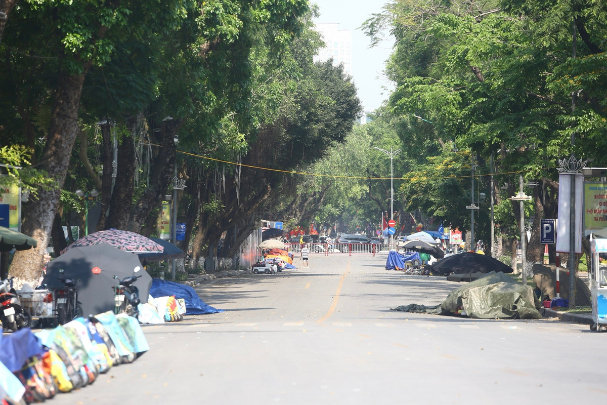 Các con phố đều vắng bóng người, khác hẳn so với những ngày cuối tuần.