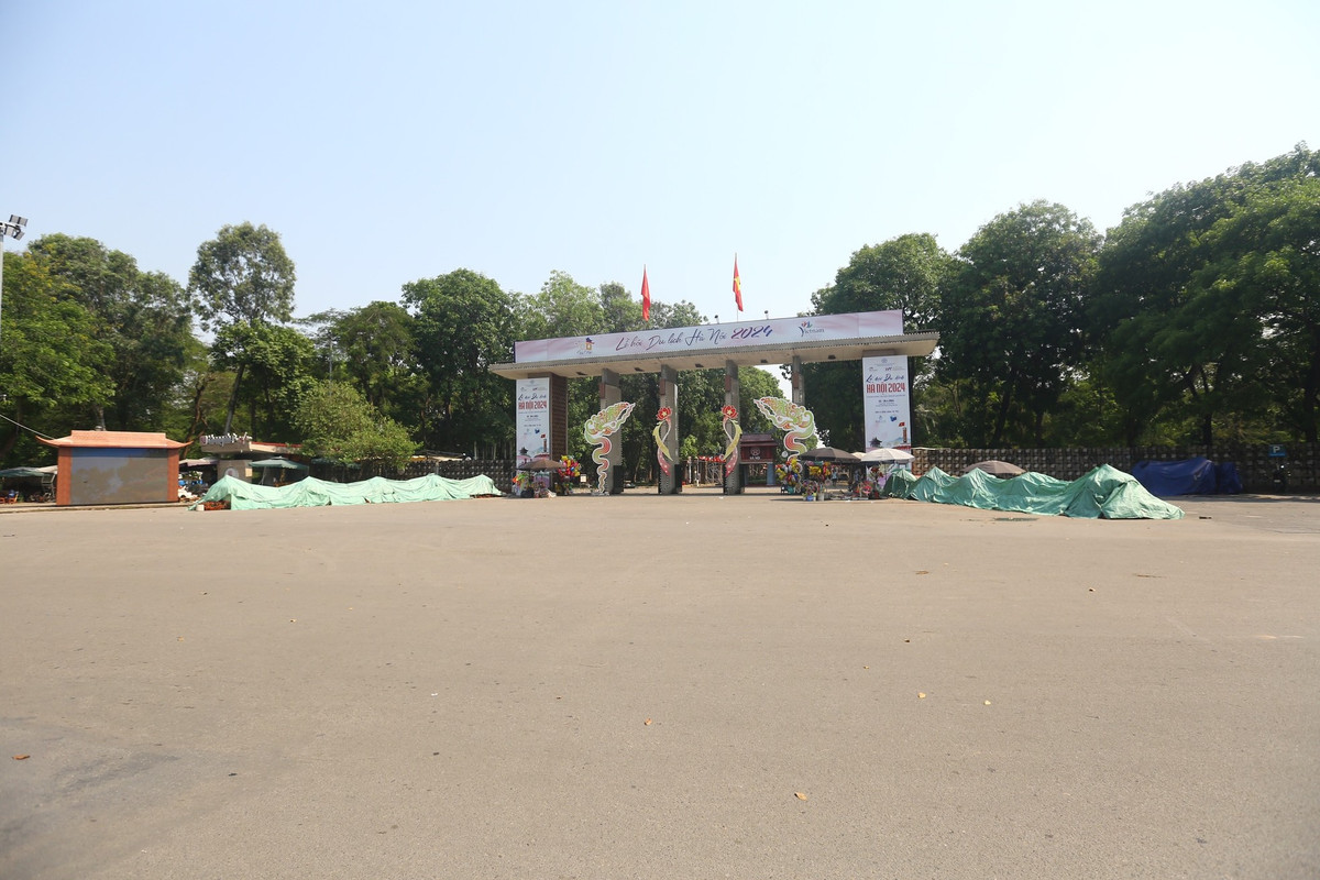 Tại khu vực phố đi bộ Trần Nhân Tông, công viên Thống Nhất (quận Hai Bà Trưng, Hà Nội) nơi đang diễn ra Lễ hội Du lịch Hà Nội xuyên suốt những ngày lễ chịu cảnh vắng khách khi trời nóng như đổ lửa.