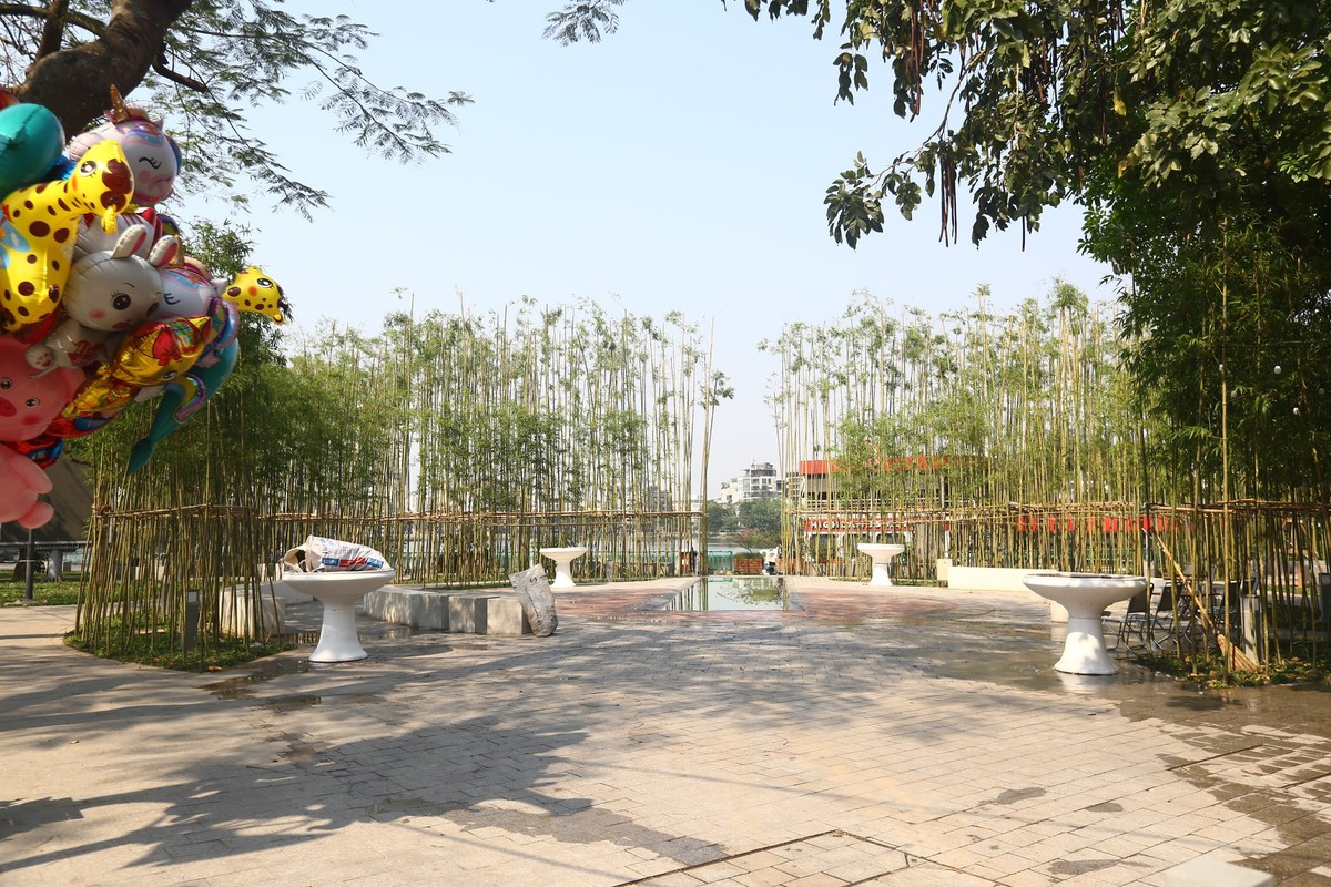 Khu vườn trúc độc đáo bên hồ Trúc Bạch (quận Ba Đình, Hà Nội) mới nổi vắng vẻ hơn ngày thường.