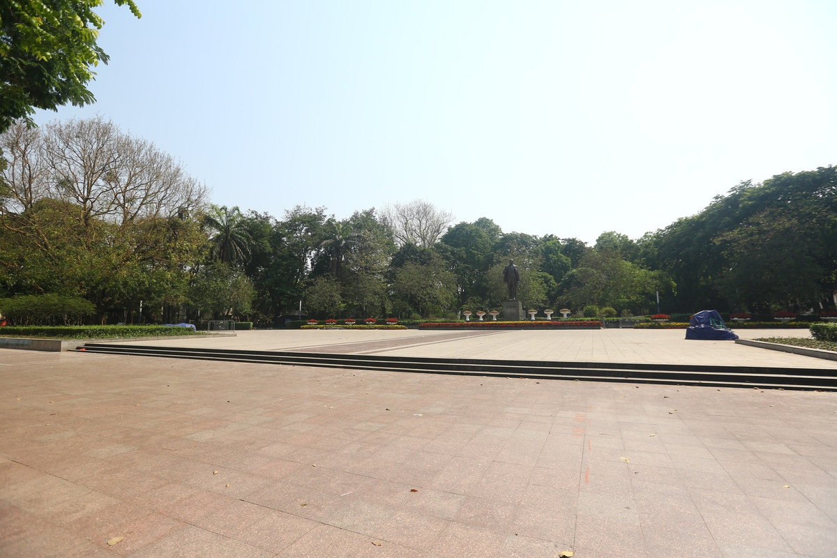 Tương tự tại khu vực công viên Lênin vắng khách từ sáng đến chiều. Nhiệt độ cao khiến nơi đây trở nên vắng hoe.